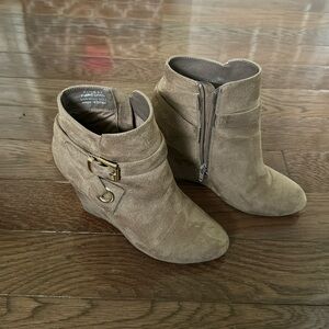 Rebel by zigi tan suede bootie 6.5